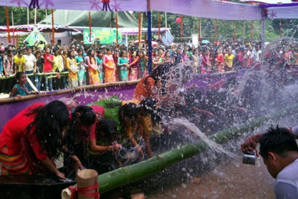 পাহাড়ে জলোৎসবের উল্লাস