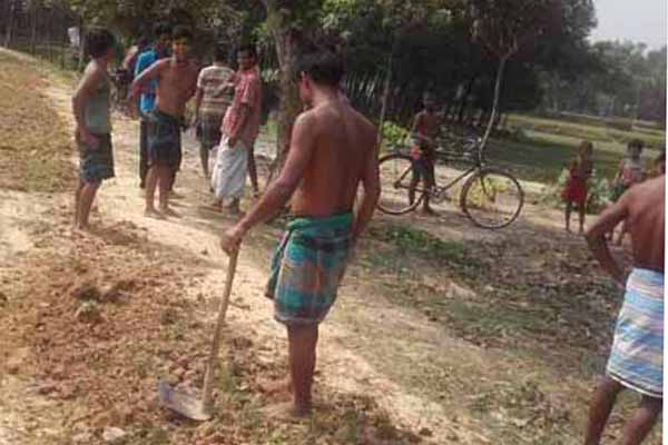 গ্রামবাসীর উদ্যোগে এক কিলোমিটার রাস্তা সংষ্কার