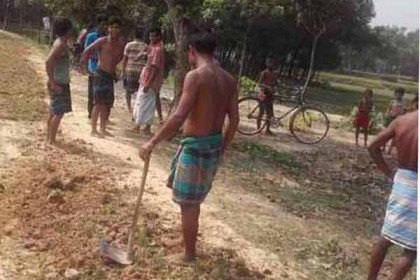 গ্রামবাসীর উদ্যোগে এক কিলোমিটার রাস্তা সংষ্কার