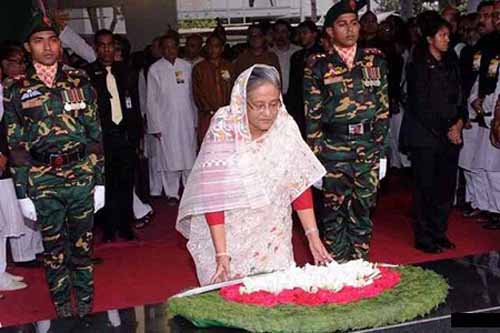 বঙ্গবন্ধুর প্রতিকৃতিতে প্রধানমন্ত্রীর শ্রদ্ধা