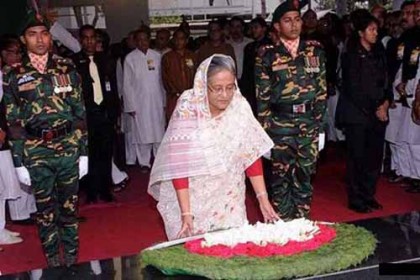 বঙ্গবন্ধুর প্রতিকৃতিতে প্রধানমন্ত্রীর শ্রদ্ধা