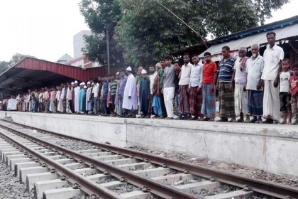 ঠাকুরগাঁওয়ে রেল লাইন চালুর দাবিতে মানববন্ধন