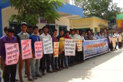 সাতক্ষীরায় যমুনা নদী খননের দাবিতে মানববন্ধন