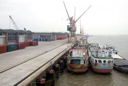 মংলা বন্দরে পণ্য পরিবহন বন্ধ
