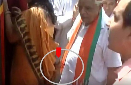 ভীড়ের মধ্যে নারীর শরীরে মন্ত্রীর আপত্তিকর হাত! (ভিডিও)