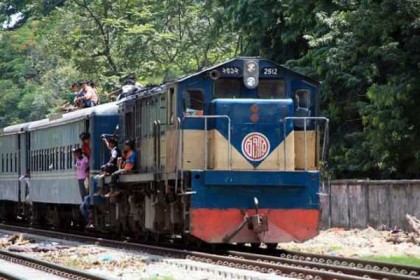 ৩ ঘণ্টা পর ট্রেন চলাচল স্বাভাবিক
