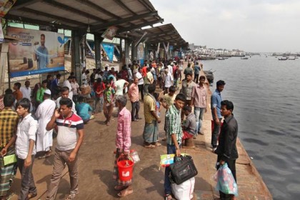 ধর্মঘটেও চলছে যাত্রীবাহী লঞ্চ