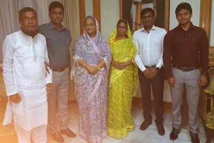 প্রধানমন্ত্রীর সঙ্গে ছাত্রলীগ সভাপতি-সম্পাদকের পরিবারের সাক্ষাৎ  
