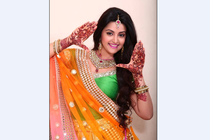 হাত রাঙালেন পরী