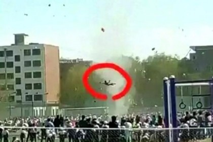 টর্নেডো উড়িয়ে নিয়ে গেল ছাত্রীকে (ভিডিও)