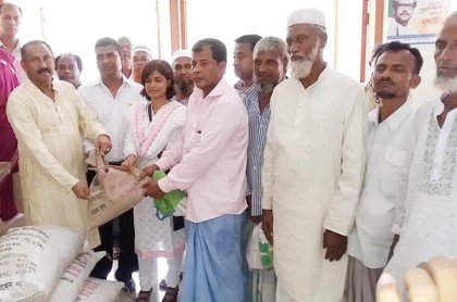 চৌদ্দগ্রামে প্রান্তিক কৃষকদের মাঝে বিনামূল্যে বীজ ও সার বিতরণ