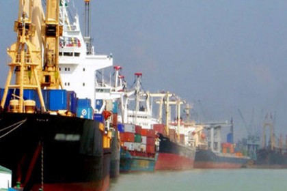 নৌ ধর্মঘটে চট্টগ্রাম বন্দরে আটকা ৫২ জাহাজ