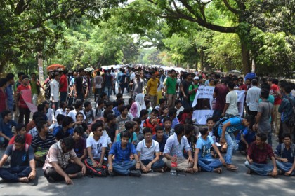 শিক্ষক হত্যার প্রতিবাদে রাবিতে সড়ক অবরোধ