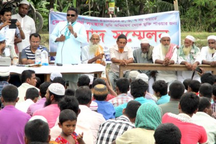 কলাপাড়ায় ভূমি অধিগ্রহন প্রক্রিয়া বন্ধের দাবিতে বিক্ষোভ