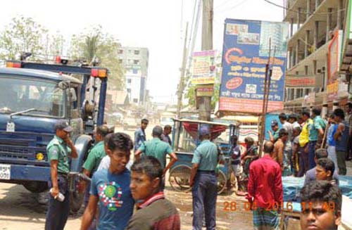ডেমরায় যানজট নিরসনে পুলিশের উচ্ছেদ অভিযান