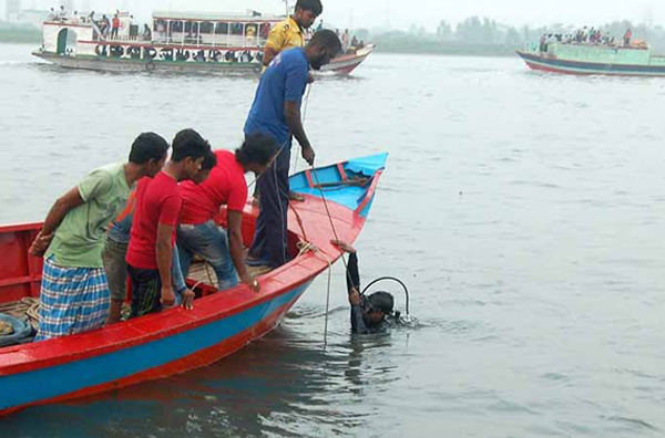 নৌকাডুবিতে নানার মৃত্যু, নাতি নিখোঁজ