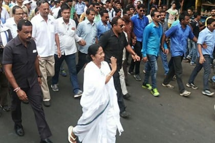 শেষ বেলার প্রচারণায় রাজপথে মমতা
