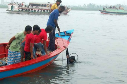 নৌকাডুবিতে নানার মৃত্যু, নাতি নিখোঁজ