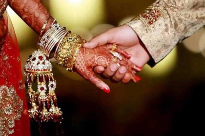 যে কিশোরীকে পেটালো, সেই পুলিশের সঙ্গেই বিয়ে
