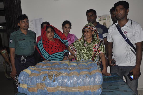 বরিশালে ২৫ কেজি গাঁজাসহ ২ নারী আটক