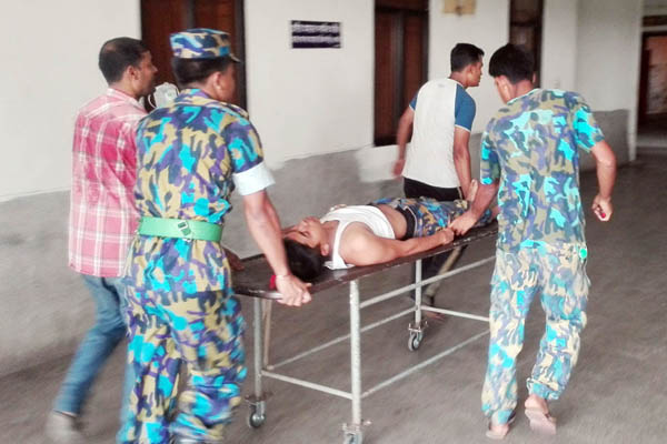 বরিশালে সড়ক দুর্ঘটনায় ২৭ পুলিশ সদস্য আহত