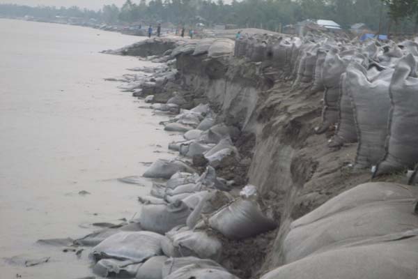 সিরাজগঞ্জে রক্ষা বাঁধে ধ্স