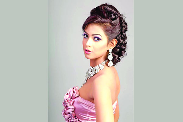 জন মোড়ানের ঘরে প্রিয়তি