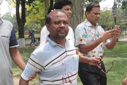 ইবিতে ভিসিপন্থি কর্মকর্তাদের উপর প্রো-ভিসিপন্থিদের হামলা, আহত ৫