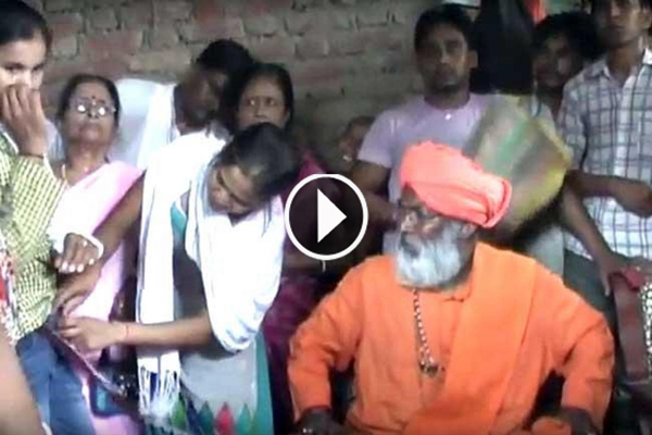 প্রকাশ্যে তরুণীর প্যান্টের বোতাম খোলালেন সাক্ষী মহারাজ! (ভিডিও)