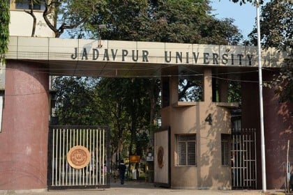 সিনেমা ঘিরে উত্তাল যাদবপুর বিশ্ববিদ্যালয়