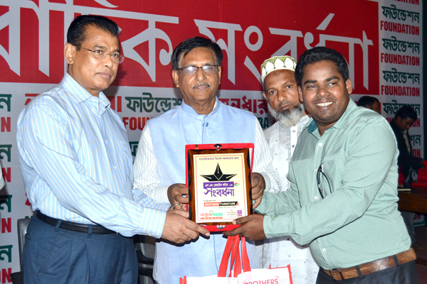 সেরা সাংবাদিকতায় ঝালকাঠির রেজাউল করিমের পদক গ্রহন