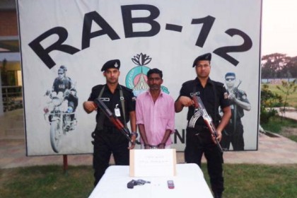সিরাজগঞ্জে রিভলভার-গুলিসহ আটক ১