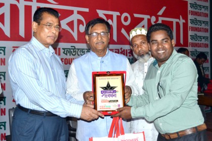 সেরা সাংবাদিকতায় ঝালকাঠির রেজাউল করিমের পদক গ্রহন