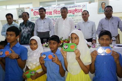 নোয়াখালীতে প্রাথমিক শিক্ষার্থীদের ১০ হাজার টিফিনবক্স বিতরণ