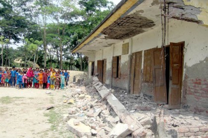 ক্লাস চলাকালীন ধসে পড়লো বিদ্যালয়ের পাঁচটি পিলার
