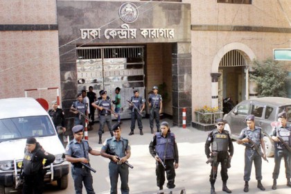 কেন্দ্রীয় কারাগারের সামনে নিরাপত্তা জোরদার