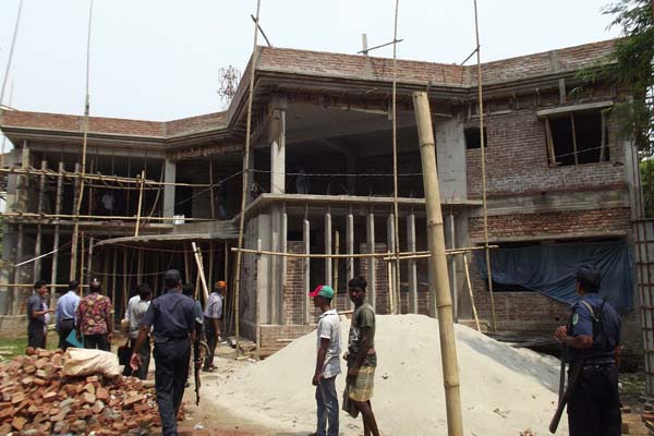 রডের বদলে বাঁশ, পরিদর্শনে দুদক টিম