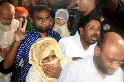 'ভি' চিহ্ন দেখালেন নিজামীর স্বজন