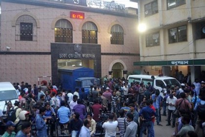 কারাফটকের সামনের রাস্তায় যান চলাচল বন্ধ