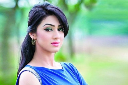 মান ভাঙছে না অপুর

