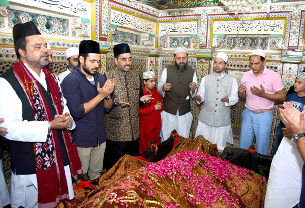 'আজহার'র সফলতা চেয়ে মাজারে ইমরান হাশমি