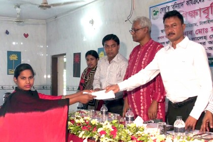 টাঙ্গাইলে ছাত্র-ছাত্রীদের মাঝে শিক্ষাবৃত্তির চেক বিতরণ