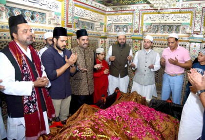 'আজহার'র সফলতা চেয়ে মাজারে ইমরান হাশমি