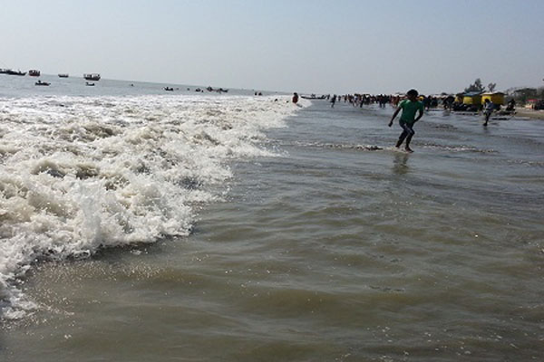 কুয়াকাটায় পর্যটকের মোবাইল ছিনতাই, কিশোর আটক