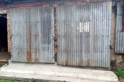 আওয়ামী লীগ প্রার্থীকে সমর্থন না দেওয়ায় দোকানে তালা