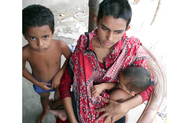 গৃহবধূর মাথার চুল কেটে দিয়েছে স্বামী