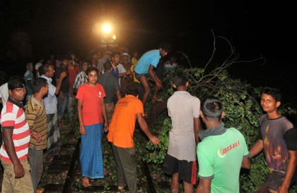 বগুড়ায় অল্পের জন্য রক্ষা পেল ট্রেনের ৪ শ' যাত্রী