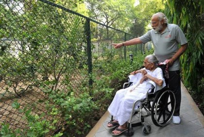 মোদিকে দেখতে দিল্লিতে হীরাবেন