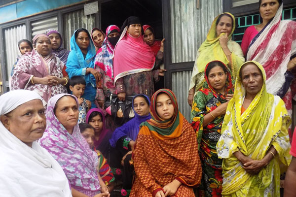 দক্ষিণ আফ্রিকায় নিহত পুলিশ সদস্যের বাড়িতে শোকের মাতম
