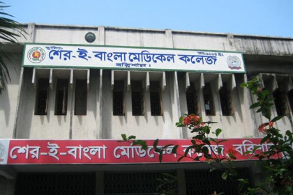 টেকনোলজিস্ট-ফার্মাসিস্টদের কর্মবিরতীতে ভোগান্তিতে রোগীরা